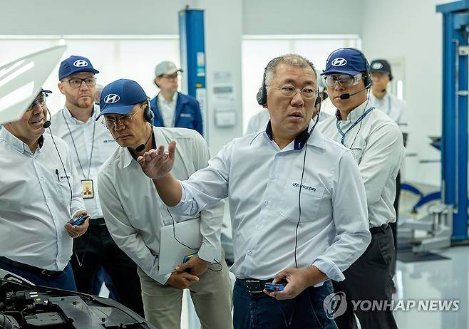 정의선 회장, 브라질공장 방문 정의선 현대자동차그룹 회장이 7월 27일(현지시간) 브라질 상파울루주 피라시카바에 위치한 현대차 브라질공장을 방문해 차량 품평을 진행하고 있다. [현대자동차·기아 제공. 재판매 및 DB 금지]
