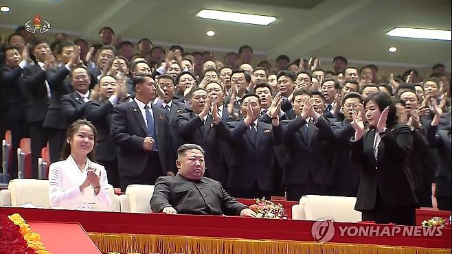 김정은, 딸 주애와 당 창건 81주년 경축공연 관람 (서울=연합뉴스) 김정은 북한 국무위원장이 지난 10일 부인 리설주 여사, 딸 주애와 함께 평양체육관에서 진행된 노동당 창건 81주년 경축공연을 관람했다고 조선중앙TV가 11일 보도했다. [조선중앙TV 화면] 2026.10.11 
    [국내에서만 사용가능. 재배포 금지. For Use Only in the Republic of Korea. No Redistribution] nkphoto@yna.co.kr