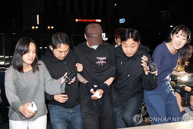 이혼소송 중 장모 살해·아내 납치 20대 송파서로 송치 (서울=연합뉴스) 임화영 기자 = 이혼소송 중 장모 살해 및 아내를 납치한 20대 중반 남성 A씨가 11일 서울 송파경찰서로 송치되고 있다.
    가정폭력과 이혼소송으로 별거중이던 A씨는 아내의 은신처를 찾아가 장모를 흉기로 살해하고 아내를 납치했다가 7시간 만에 강원도 양양군에서 경찰에 붙잡혔다. 2026.10.11 hwayoung7@yna.co.kr