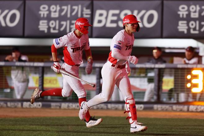 KIA 타이거즈 내야수 김도영이 12일 LG 트윈스와의 경기서 8회말 홈런을 날린 후 포효하고 있다. /KIA 타이거즈 제공
