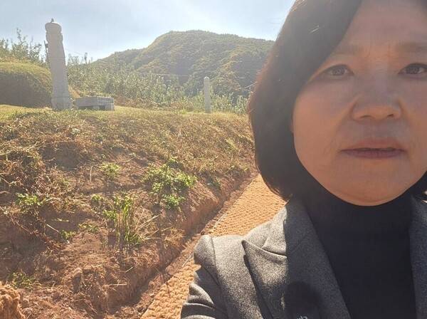 이진숙 국민의힘 의원이 지난 10일 경북 봉화군에 있는 이재명 대통령 부모 묘소를 방문해 촬영한 사진. 이 의원은 해당 사진을 SNS에 공개하며 묘소 조성과 관련한 농지법 위반 의혹을 제기했다. 이진숙 의원 페이스북
