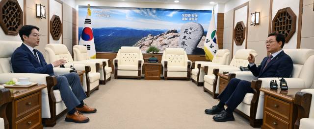 12일 오후 경남도청 도지사 집무실에서 박완수(오른쪽)도지사와 김경수 대통령 정무특별보좌관이면담하고 있다./김승권 기자/