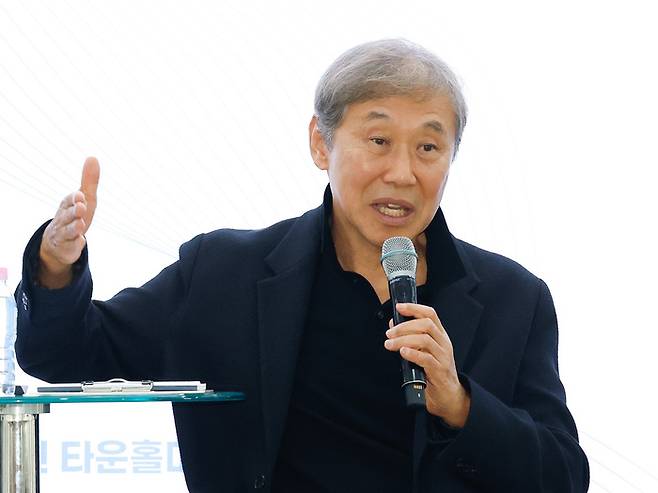 8일 타운홀미팅에서 한승구 대한건설협회 회장이 학생들에게 “건설인에게 가장 중요한 역량은 소통능력”이라고 강조하고 있다. /사진=안윤수기자 ays77@