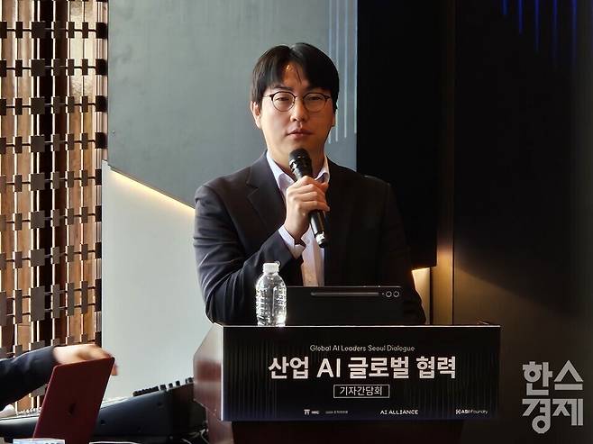 하정우 국가AI전략위원회 부위원장이 12일 서울 중구 웨스틴 조선 서울에서 열린 '산업 AI 글로벌 협력' 기자간담회에서 축사를 진행하고 있다. /김진영 기자