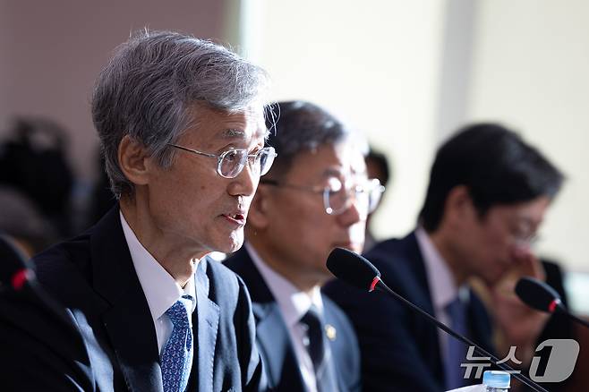 조희대 대법원장이 6일 서울 여의도 국회에서 열린 법제사법위원회의 대법원 등에 대한 국정감사에 출석해 의원 질의에 답하고 있다. 2026.10.6 ⓒ 뉴스1 유승관 기자