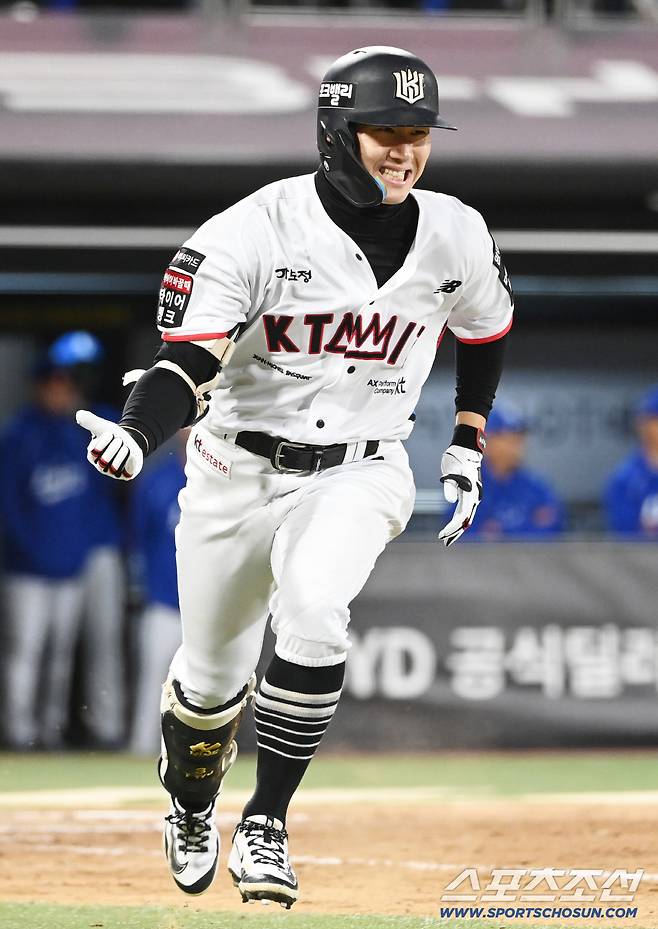 7일 수원 KT위즈파크에서 열린 삼성과 KT의 경기. 8회말 1사 2,3루 KT 최원준이 1타점 적시타를 치고 기뻐하고 있다. 수원=허상욱 기자wook@sportschosun.com/2026.10.07/