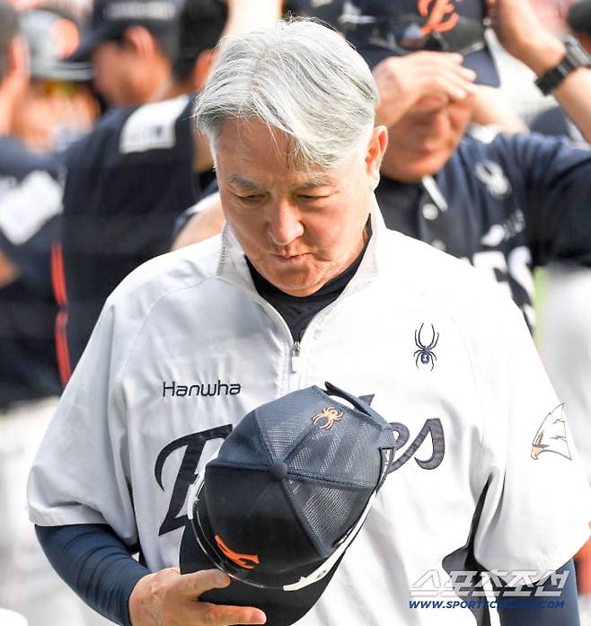 지난 7월 LG와의 경기 후 생각에 잠긴 한화 김경문 감독. 김 감독은 지난 10일 재계약 없이 한화와 결별했다. 3시즌 동안 182승 9무 184패를 기록하며 승률 5할을 넘기지 못했다. /박재만 스포츠조선 기자