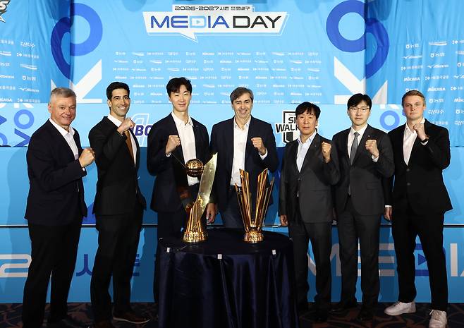 대한항공 케트진스키가 8일 오후 서울 강남구 호텔리베라 청담에서 열린 2026-2027 시즌 프로배구 남자부 미디어데이에서 7개 구단 감독들이 기념촬영을 하고 있다. /뉴스1