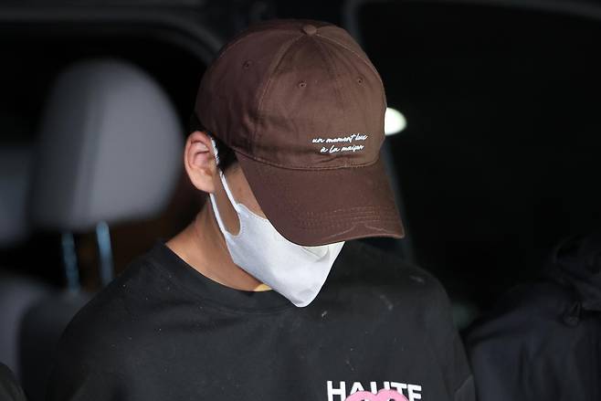 이혼 소송 중 장모를 살해하고 아내를 차량에 태워 도주한 혐의를 받는 20대 남성이 신고 접수 약 7시간 만에 경찰에 긴급체포돼 11일 서울 송파경찰서로 압송되고 있다. 2026.10.11 [서울=뉴시스]