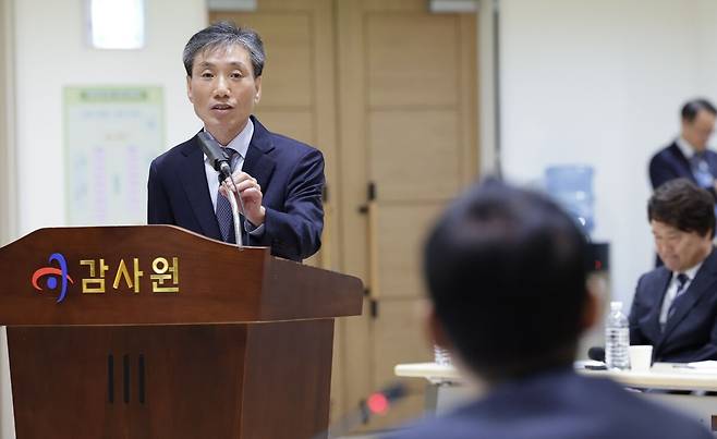김영신 감사위원이 12일 서울 종로구 감사원에서 열린 국회 법제사법위원회 국정감사에 출석해 의원 질의에 답변하고 있다. 연합뉴스