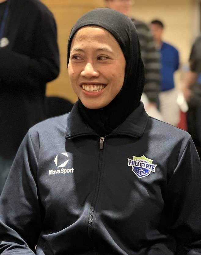 현대건설 메가가 2026~27시즌 미디어데이에 앞서 취재진과 인터뷰 중에 웃고 있다. 이형석 기자 