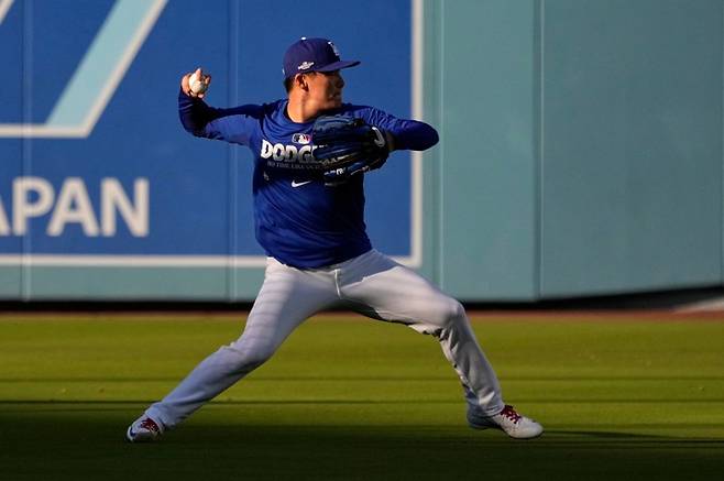 NLDS Dodgers BaseballLos Angeles Dodgers pitcher Yoshinobu Yamamoto warms up during practice ahead of a baseball NL Division Series Friday, Oct. 2, 2026, in Los Angeles. (AP Photo/Mark J. Terrill)