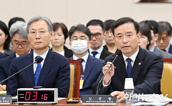 김종철 방송미디어통신위원장(오른쪽)이 12일 서울 여의도 국회에서 열린 과학기술정보통신위원회 국정감사에서 질의에 답변하고 있다. [사진=곽영래 기자]