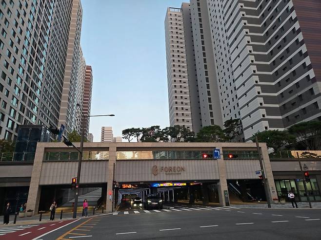 서울 강동구 올림픽파크포레온(옛 둔촌주공) 단지 전경. 1만2032세대 대규모 재건축 이후 고소득 3040세대가 대거 유입되면서 둔촌1동 표심이 보수화 경향을 보였다. 여성국 기자