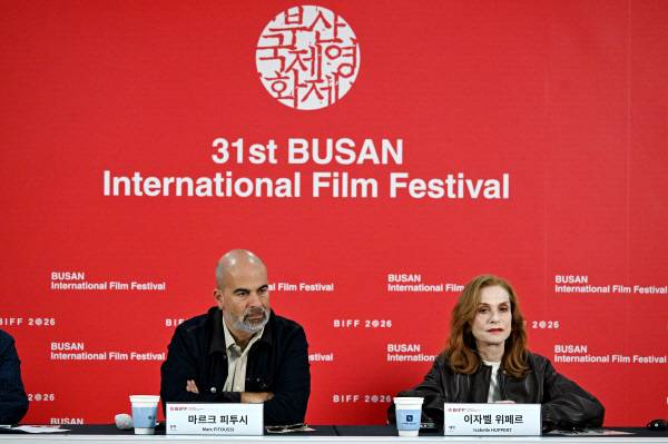12일 오후 부산 해운대구 영화의전당에서 영화 ‘내일은 이름이 있다’ 기자회견이 열려 배우 이자벨 위페르(오른쪽)와 마르크 피투시 감독이 질문에 답하고 있다. 김성효 선임기자