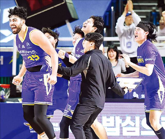 11일 서울 삼성과 고양 소노의 2026~2027시즌 정규리그 경기가 종료 4초 전 케렘 칸터(맨 왼쪽)의 3점포로 역전한 채 끝나자 삼성 선수들이 환호하고 있다. KBL 제공