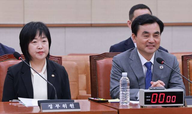 안규백 국방부 장관이 17일 국회 법제사법위원회 전체회의에서 서영교 법사위원장 발언을 듣고 있다. 왼쪽은 홍소영 병무청장.연합뉴스