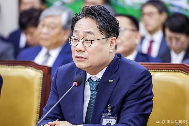 [서울=뉴시스] 정병혁 기자 = 이성훈 한국토지주택공사 사장이 12일 서울 여의도 국회에서 열린 국회 국토교통위원회의 한국토지주택공사 등에 대한 국정감사에서 질문에 답하고 있다. 2026.10.12. jhope@newsis.com /사진=정병혁