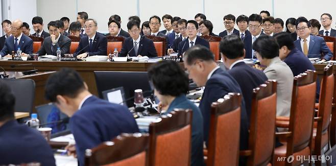 (부산=뉴스1) 윤일지 기자 = 황종우 해양수산부 장관이 12일 부산 동구 해양수산부 별관에서 열린 농림축산식품해양수산위원회의 해양수산부, 한국수산자원공단, 한국해양수산연수원, 한국해양진흥공사 등에 대한 국정감사에서 의원 질의에 답변하고 있다. 2026.10.12/뉴스1 Copyright (C) 뉴스1. All rights reserved. 무단 전재 및 재배포, AI학습 이용 금지. /사진=(부산=뉴스1) 윤일지 기자