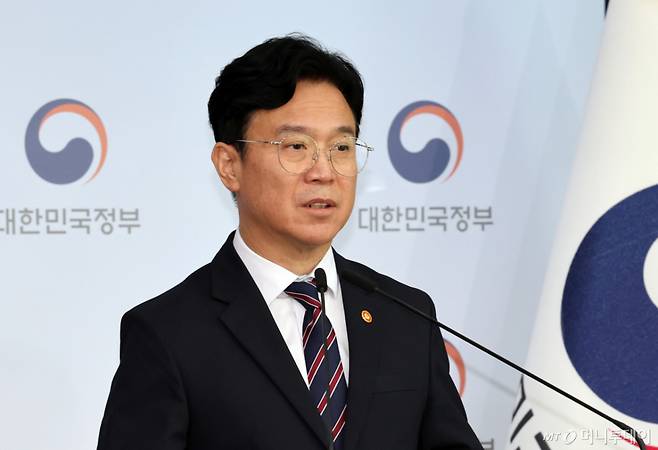 김영훈 고용노동부 장관이 지난 9월15일 서울 종로구 정부서울청사에서 메가특구 특별법 관련 사회적 대화 제안 브리핑을 하고 있다.   /사진=뉴스1