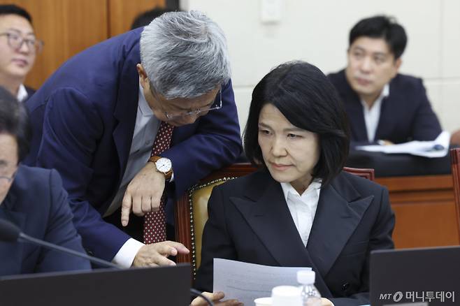 [서울=뉴시스] 김근수 기자 = 이진숙 국민의힘 의원이 12일 오후 서울 여의도 국회에서 열린 과학기술정보통신위원회 국정감사에서 김장겸 국민의힘 의원과 이야기를 나누고 있다.  2026.10.12. ks@newsis.com /사진=김근수