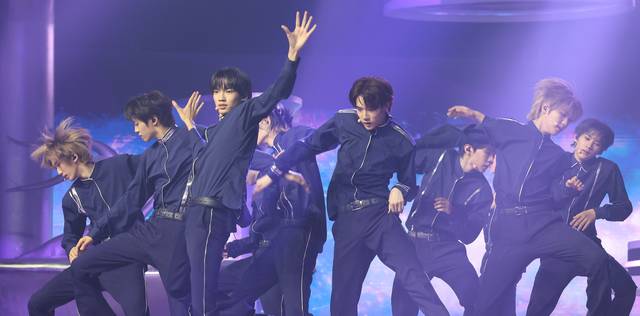 보이그룹 A2O 소울이 12일 경기도 고양시 킨텍스에서 A2O엔터테인먼트 아이돌 그룹 글로벌 데뷔쇼 ‘웰컴 투 소울라이트 프롬 A2O 소울 A2O 라이트’(WELCOME TO SOULITE From A2O SOUL A2O LITE) 무대를 선보이고 있다. 연합뉴스