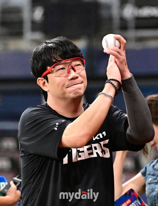 2026년 8월 21일 오후 서울 고척스카이돔에서 열린 '2026 신한 SOL KBO리그' KIA 타이거즈와 키움 히어로즈의 경기. KIA 양현종이 11-1로 승리한 뒤 기념구를 들고 기뻐하고 있다./마이데일리