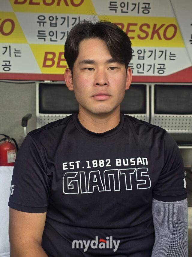 롯데 자이언츠 김진욱이 11일 광주 KIA챔피언스필드에서 인터뷰하고 있다./광주=김진성 기자 kkomag@mydaily.co.kr