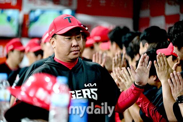 2026년 8월 21일 오후 서울 고척스카이돔에서 열린 '2026 신한 SOL KBO리그' KIA 타이거즈와 키움 히어로즈의 경기. KIA 이범호 감독이 11-1로 승리한 뒤 기뻐하고 있다./마이데일리