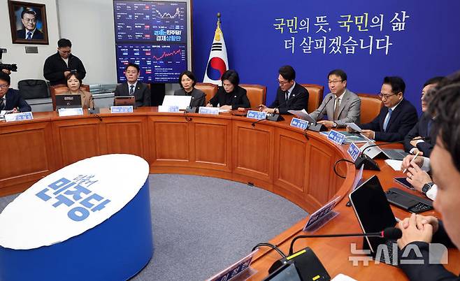 [서울=뉴시스] 최진석 기자 = 12일 여의도 국회에서 더불어민주당 최고위원회의가 열리고 있다. 2026.10.12. myjs@newsis.com
