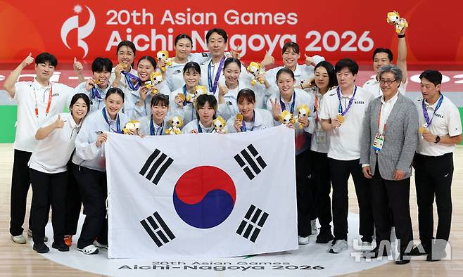 [나고야(일본)=뉴시스] 이영환 기자 = 26일 오후(현지 시간) 일본 아이치현 나고야시에서 열린 2026 아이치·나고야 아시안게임 여자 농구 결승 한국과 일본의 경기에서 75-70으로 일본을 꺾고 금메달을 획득한 한국 선수단이 기념촬영을 하고 있다. 2026.09.26. 20hwan@newsis.com