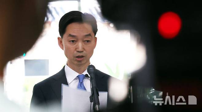 [서울=뉴시스] 박영태 기자 = 김지용 중대범죄수사청장 후보자가 지난 8일 오후 서울 종로구 정부서울청사 창성동 별관에 들어서며 후보자 입장 표명을 하고 있다. 2026.10.12. since1999@newsis.com