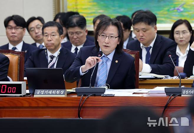 [서울=뉴시스] 최진석 기자 = 주병기 공정거래위원장이 12일 여의도 국회에서 열린 정무위원회의 공정거래위원회 등에 대한 국정감사에 출석해 의원 질의에 답변하고 있다. 2026.10.12. myjs@newsis.com