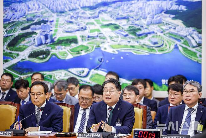 [서울=뉴시스] 정병혁 기자 = 이성훈 한국토지주택공사 사장이 12일 서울 여의도 국회에서 열린 국회 국토교통위원회의 한국토지주택공사 등에 대한 국정감사에서 질문에 답하고 있다. 2026.10.12. jhope@newsis.com