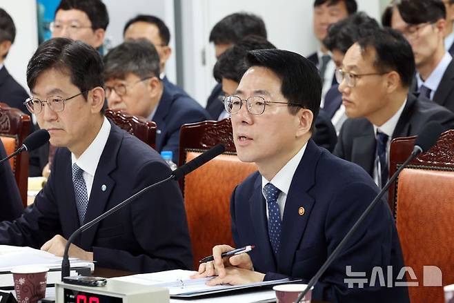 [부산=뉴시스] 하경민 기자 = 황종우 해양수산부 장관이 12일 부산 동구 해양수산부 별관에서 열린 국회 농림축산식품해양수산위 국정감사에 참석, 의원 질의에 답변하고 있다. 2026.10.12. yulnetphoto@newsis.com