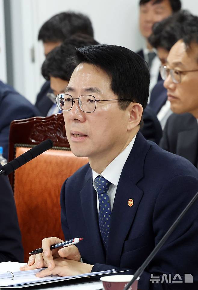 [부산=뉴시스] 하경민 기자 = 황종우 해양수산부 장관이 12일 부산 동구 해양수산부 별관에서 열린 국회 농림축산식품해양수산위 국정감사에 참석, 의원 질의에 답변하고 있다. 2026.10.12. yulnetphoto@newsis.com