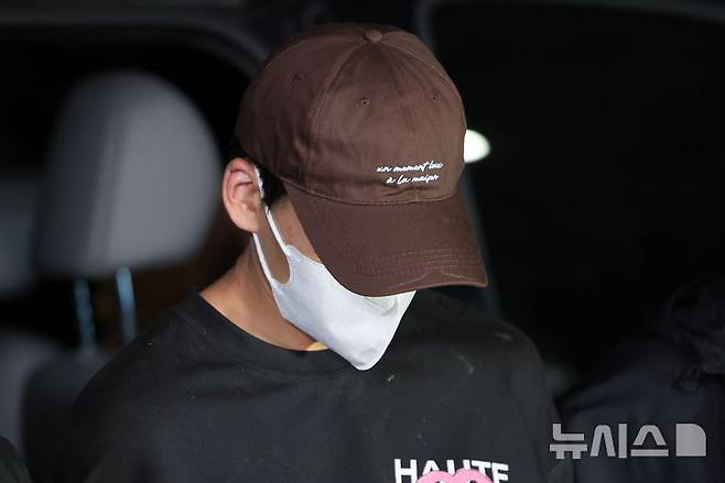 [서울=뉴시스] 권창회 기자 = 이혼 소송 중 장모를 살해하고 아내를 차량에 태워 도주한 혐의를 받는 20대 남성이 신고 접수 약 7시간 만에 경찰에 긴급체포돼 11일 서울 송파경찰서로 압송되고 있다. 2026.10.11. kch0523@newsis.com