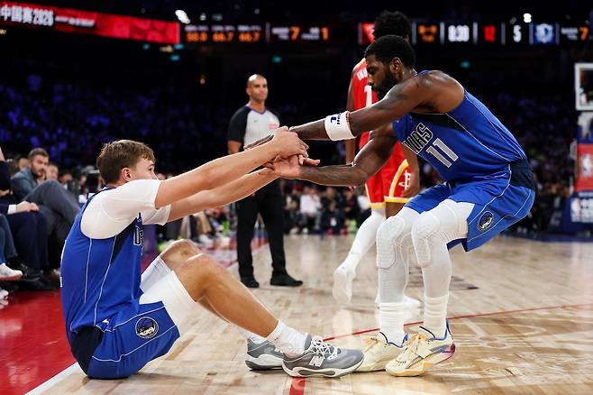 댈러스 카이리 어빙이 11일 NBA 프리시즌 휴스턴전에서 넘어진 쿠퍼 플래그를 일으켜세워주고 있다. AFP연합뉴스