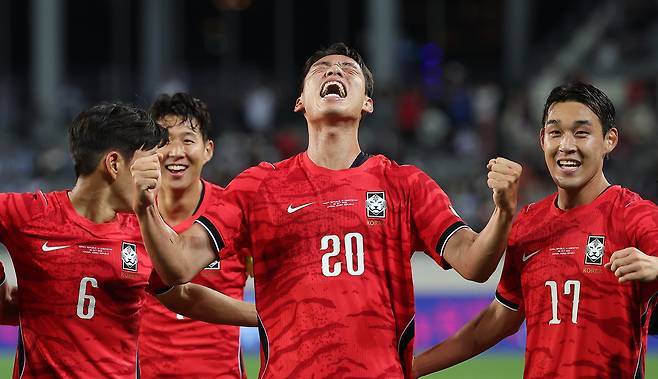 오세훈(가운데)이 지난 6일 경기 용인시 용인미르스타디움에서 열린 축구 국가대표팀 평가전 대한민국과 우즈베키스탄의 경기에서 두번째 골을 넣은 뒤 기뻐하고 있다. 연합뉴스