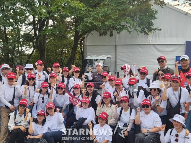 김효주(가운데)가 11일 경기도 고양시 뉴코리아CC(파72)에서 열린 유럽여자프로골프투어(LET) 아람코 코리아 챔피언십(총상금 200만 달러) 최종 4라운드를 마친 뒤 팬들과 기념 촬영을 하고 있다. /사진=안호근 기자