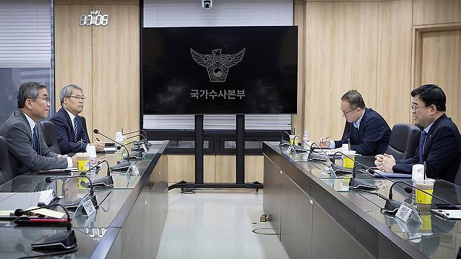 국토부, '집값 띄우기' 의심거래 8건 경찰에 수사의뢰 (서울=연합뉴스) 국토교통부는 서울지역 아파트 거래 8건에 '집값 띄우기'로 의심할 만한 유력한 정황이 있다고 보고 해당 사례들을 경찰에 수사 의뢰한다고 12일 밝혔다.
    이상경 국토부 1차관이 지난 10일 서울 서대문구 경찰청에서 박성주 국가수사본부장과 부동산 범죄 근절 관련 간담회를 하고 있다. 2025.10.12 [국토교통부 제공. 재판매 및 DB 금지] photo@yna.co.kr