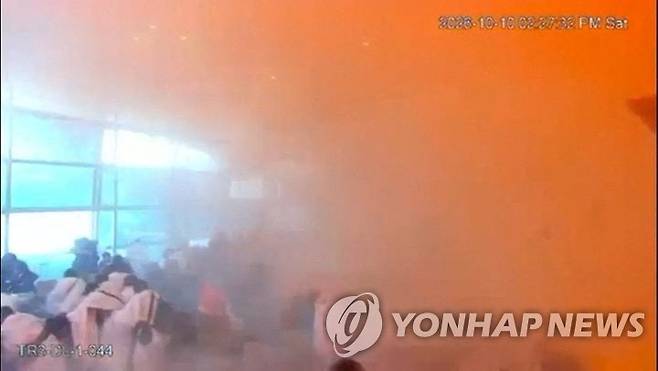 10일(현지시간) 사우디 킹칼리드 국제공항 피격 당시 감시카메라 화면  [로이터=연합뉴스. 재판매 및 DB 금지]