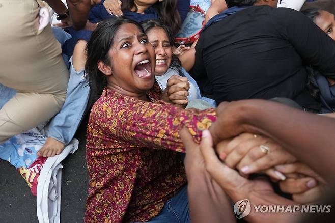 인도 선관위원장 퇴진 시위서 연행되는 여성 [AP=연합뉴스. 재판매 및 DB 금지]