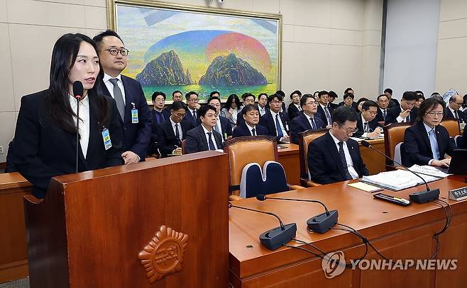 답변하는 주성원 쿠팡 총괄부사장-김용석 우아한형제들 부사장 (서울=연합뉴스) 배재만 기자 = 주성원 쿠팡 총괄부사장(왼쪽)이 12일 국회에서 열린 정무위원회 국정감사에서 위원 질의에 답하고 있다. 오른쪽은 김용석 우아한형제들 부사장. 2026.10.12 scoop@yna.co.kr