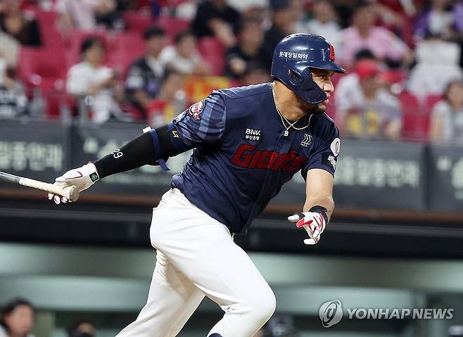 적시타 치는 레이예스 (전남광주=연합뉴스) 조남수 기자 = 26일 광주기아챔피언스필드에서 열린 프로야구 롯데 자이언츠와 KIA 타이거즈의 경기. 롯데 레이예스가 6회초 2사 만루에서 2타점 적시타를 치고 있다. 2026.8.26 iso64@yna.co.kr