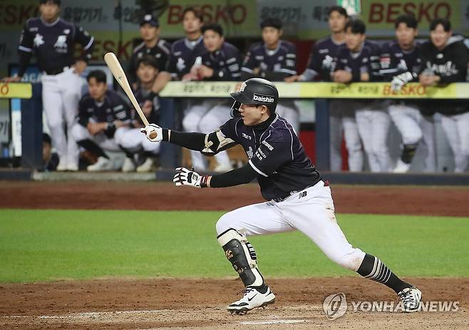 최원준 '안타 추가' (대구=연합뉴스) 김현태 기자 = 12일 대구 삼성라이온즈파크에서 열린 프로야구 '2026 신한 SOL뱅크 KBO리그' kt wiz와 삼성 라이온즈의 경기. 4회 초 1사 주자 1, 2루 상황에 타석에 선 kt 최원준이 적시타를 치며 안타수를 207개로 늘리고 있다. 2026.10.12 mtkht@yna.co.kr