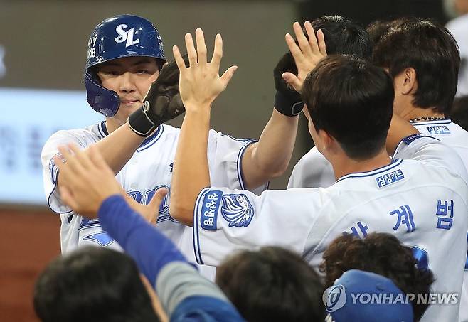'추가 득점이요' (대구=연합뉴스) 김현태 기자 = 8일 대구 삼성라이온즈파크에서 열린 2026 신한 SOL KBO리그 KIA 타이거즈와 삼성 라이온즈 경기. 4회 말 2사 주자 3루 상황에서 타석에 선 삼성 양우현의 안타로 3루 주자 구자욱이 홈을 밟은 뒤 동료들의 축하를 받고 있다. 2026.9.8 mtkht@yna.co.kr