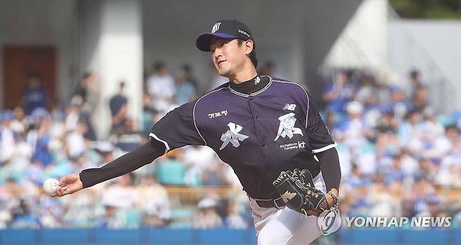 kt 고영표 '역투' (대구=연합뉴스) 김현태 기자 = 11일 대구 삼성라이온즈파크에서 열린 프로야구 '2026 신한 SOL뱅크 KBO리그' kt wiz와 삼성 라이온즈의 경기. 1회 말 kt 선발투수 고영표가 역투하고 있다. 2026.10.11 mtkht@yna.co.kr