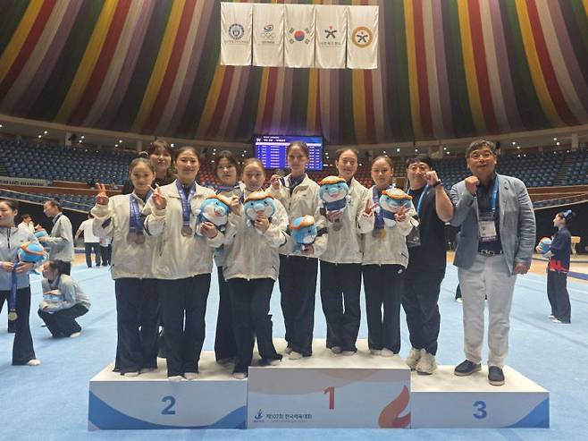지난 7일부터 9일까지 제주 한라체육관에서 열린 제107회 전국체육대회 기계체조 경기에서 금메달 4개 등 총 13개의 메달을 획득한 제천시청 어자체조팀(사진=제천시 제공)