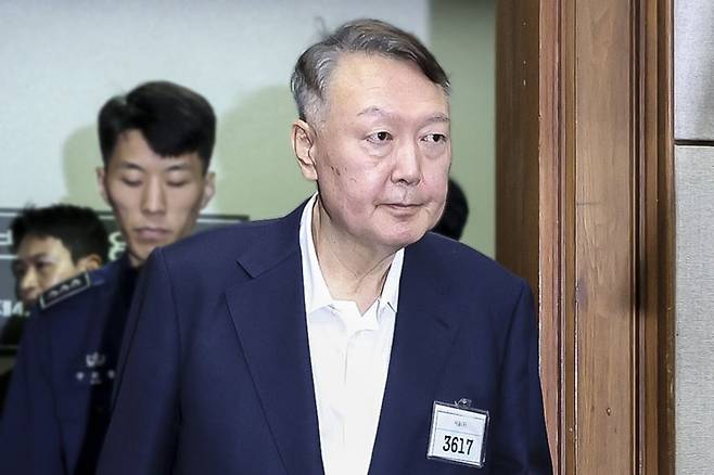 법정 들어서는 윤석열 전 대통령.사진공동취재단 제공